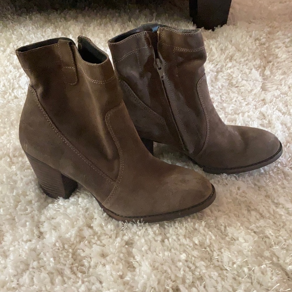 Brown suede Paul Green booties